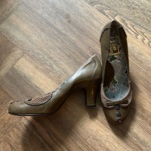 Miss L Fire retro pumps Sz 39